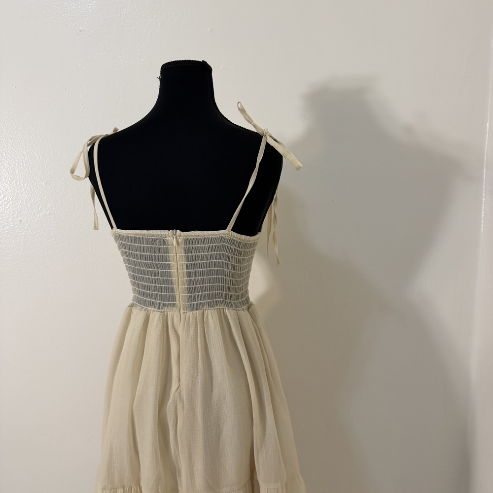 Elegant Cream Sleeveless Dress - Picture 3 of 9